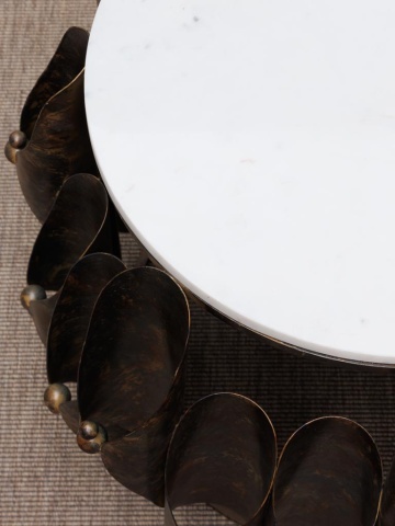 Măsuță laterală rotundă din metal, maro, cu blat din marmură albă și bază din petale de metal, finisaj patinat, 52 x 62 cm, „Ondralis” - Img 4