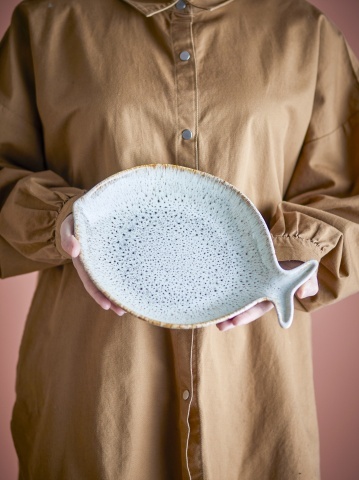 Platou de servire din ceramică artizanală natur în formă de pește, 27×20,5×4 cm, „Fleur" - Img 4