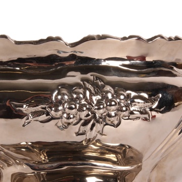 Platou oval pe picior din alamă lucrată manual, argintiu, fructieră cu mânere și struguri în relief, aspect vintage, finisaj nichelat, 20 x 47 x 28 cm, „Banquet” - Img 3