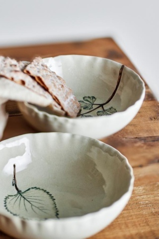 Set 2 boluri din ceramică artizanală natur cu finisaj antichizat și motive botanice cu frunze, 15,5×5 cm, "Aubrin" - Img 2