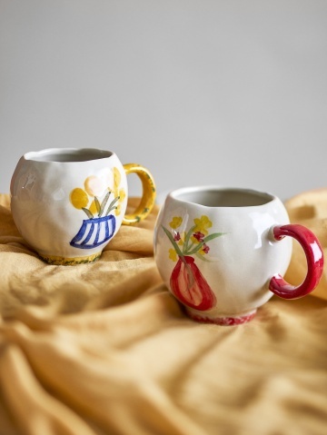 Set 2 căni din ceramică artizanală, pictate manual cu motive florale, natur, 8.5×7.5 cm, „Hiba" - Img 3