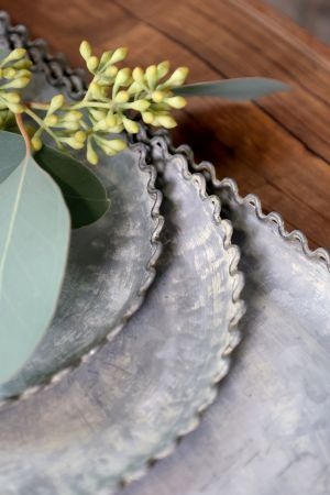 Set de 3 tăvi din metal cu margine decorativă tip dantelă, finisaj zinc antichizat - Img 5