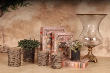 Suport pentru lumânare tip hurricane din sticlă gravată și aluminiu, auriu, pe picior, lucrat manual, finisaj antichizat, 38 x 25 cm, „Flamme” - Img 3