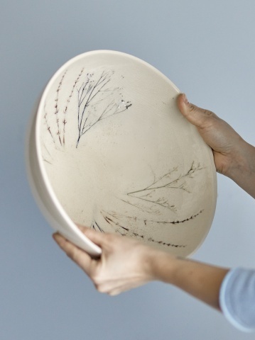 Bol de servire din ceramică, natur, cu ilustrații botanice pictate manual, 30.5x11 cm, „Bea" - Img 4