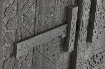 Bufet îngust în stil etnic din lemn de mango, gri, cu 2 uși sculptate manual și zăvor din lemn, 90 x 91,5 x 40 cm, „Arvane” - Img 7