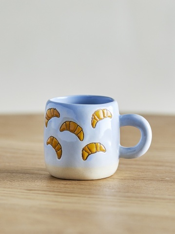 Cană din ceramică artizanală, albastru marin, pictată manual cu croissante, 6x7 cm, 110 ml, „Millie" - Img 2