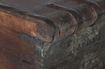 Cufăr vintage din lemn de tec, maro, cu plăci decorative din metal și două zăvoare, finisaj patinat, 98 x 137 x 44 cm, „Trunk” - Img 8