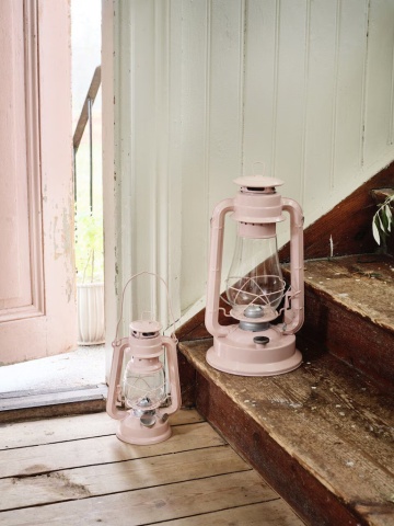 Felinar vintage roz cu petrol, din metal și sticlă, cu detalii argintii, capac de siguranță și fitil inclus, „Hurricane Lantern Pink Large" - Img 2