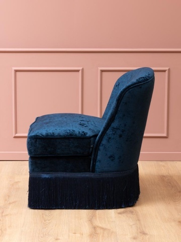 Fotoliu albastru închis din catifea, cu franjuri decorative și pernă de șezut cu paspoal, structură din lemn de cauciuc, 78×64×73 cm, „Costanza” - Img 7