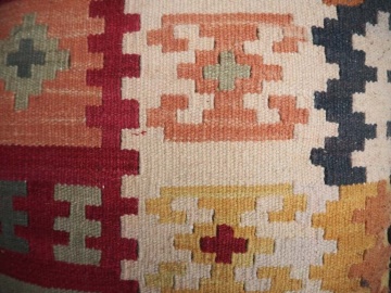Fotoliu pentru living în stil club, din piele naturală full grain maro, cu pernă reversibilă din kilim și nituri decorative, 70×68×73 cm, „Turner” - Img 5