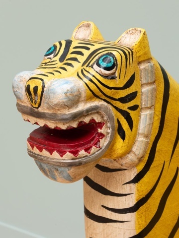 Fotoliu sculptural din lemn de mango în formă de tigru, orientare stânga, „Tiger” - Img 6
