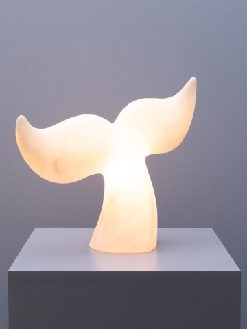 Lampă de masă decorativă din rășină și pulbere de piatră, albă, în formă de coadă de balenă, 42 x 53 x 19 cm, „Fluke” - Img 3