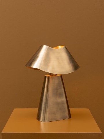 Lampă de masă din alamă antichizată cu abajur evantai și bază piramidală, auriu, 43 × 33 × 22 cm, „Hilaror" - Img 2