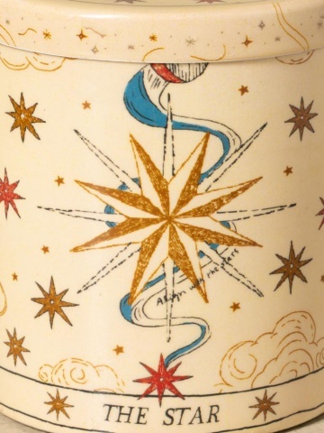 Lumânare artizanală în recipient metalic bej cu motive astrale pictate manual, 10×9 cm, „The Star" - Img 5