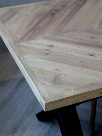 Masă dining cu blat herringbone din lemn masiv, natur, 10 locuri, cu bază în X din fier, finisaj cu baiț deschis, 77 x 200 x 90 cm, „Marseille” - Img 7