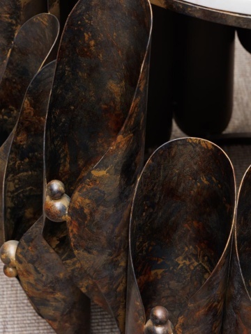 Măsuță laterală rotundă din metal, maro, cu blat din marmură albă și bază din petale de metal, finisaj patinat, 52 x 62 cm, „Ondralis” - Img 5