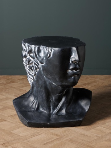 Măsuță laterală sculptată în formă de bust antic, negru, cu chip și bucle în relief, finisaj patinat, 55 x 58 x 44 cm, „Bellâtre” - Img 3