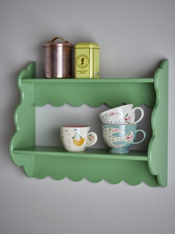 Raft vintage din lemn masiv verde, cu bordură decorativă, „Salla", 49,5 x 15 x 40,5 cm - Img 4