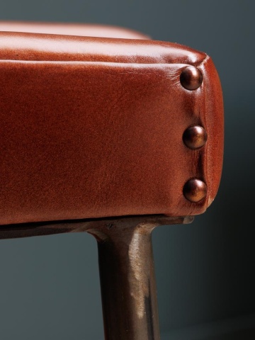 Scaun de bar cu spătar în stil industrial, din piele naturală și metal, maro, cu picior central și inel pentru picioare, 102 x 42 x 48 cm, „Cleveland” - Img 7