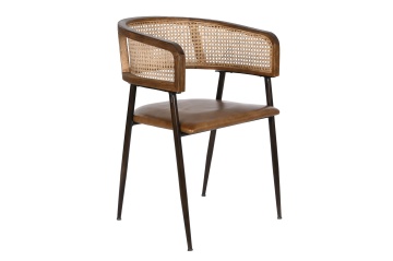 Scaun dining cu brațe din ratan și piele, maro, spătar curbat împletit și picioare negre din metal, 78 x 52 x 56 cm, „Cannage”