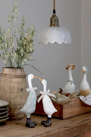 Set decorativ 2 gâște cu eșarfă și pălărie, stil festiv, alb multicolor, din polirasină, „Snowy Pair” - Img 4