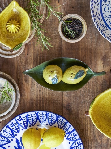 Set solniță și pipernița din ceramică galbenă în formă de lămâi, cu tavă în formă de frunză, 25,5×8,5×11 cm, „Limone" - Img 5