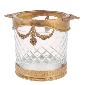 Suport pentru sticlă de vin din sticlă decorată manual și alamă, auriu, cu mânere și ghirlande ornamentale, aspect vintage, finisaj antichizat, 15 x 14 cm, „Mélisande”