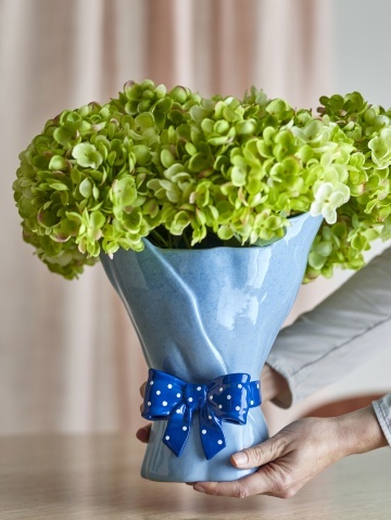 Vază din ceramică artizanală, albastru, cu formă ondulată și fundiță decorativă cu buline, 19,5x28,5 cm, „Belivia" - Img 3