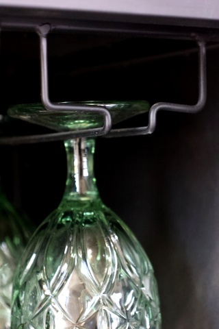 Vitrină bar din metal și lemn reciclat, rastel pentru sticle, suport pahare, finisaj negru antichizat, 170×65×36,5 cm, „Fonderie" - Img 6
