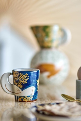 Cană din ceramică cu decor floral și pasăre pictată manual, mâner în formă de aripă, 8x9 cm, "Hezha" - Img 2
