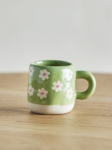 Cană mică din ceramică verde, pictată manual cu motiv floral, „Millie", 6 x 7 cm, 110 ml - Img 2