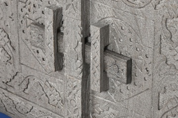 Comodă TV sculptată lungă din lemn masiv, gri, cu 6 uși, 3 rafturi și zăvoare din lemn, finisaj patinat, 61 x 200 x 40 cm, „Arvane” - Img 7
