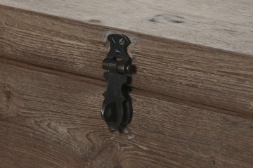 Cufăr decorativ din lemn masiv cu feronerie din metal negru, 46×31×31 cm, „Chest" - Img 6
