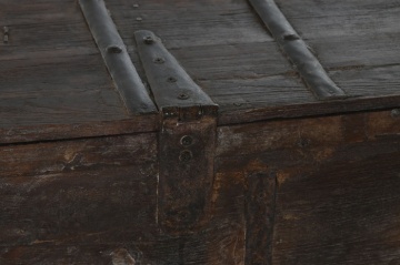Cufăr vintage din lemn de tec, maro, cu plăci decorative din metal și două zăvoare, finisaj patinat, 98 x 137 x 44 cm, „Trunk” - Img 9