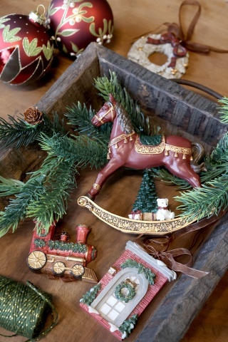 Decorațiune vintage de Crăciun din rășină, pictată manual, „Noël Rocking Horse”, H14 cm - Img 3