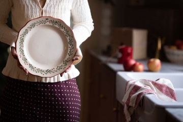 Farfurie întinsă de Crăciun din ceramică, alb, cu frunze și merișoare pictate manual, margine ondulată, 28,5 cm, „Esther Lingonberry” - Img 2