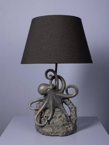 Lampă de masă din bumbac negru, cu structură din rășină gri în formă de caracatiță, finisaj patinat, 56×35,5 cm, „Vernum" - Img 4