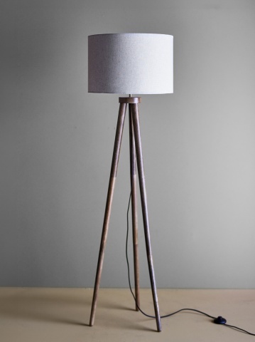 Lampă decorativă de podea din lemn de mango cu bază tripod, culoare maro, 46×156 cm, „Etienne” - Img 4