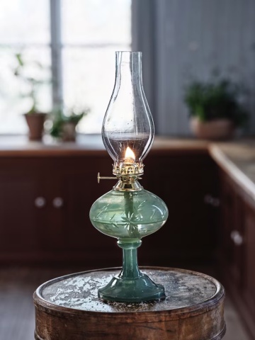 Lampă vintage cu petrol din sticlă verde smarald cu model gravat și arzător alamă, „Kerosene Esmeralda" - Img 2