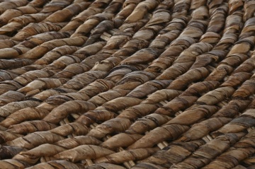 Măsuță de cafea rotundă din fibre naturale, natur și negru, cu împletitură în spirală, finisaj natural, 46 x 119 cm, „Lunaria” – Ethnic Collections - Img 3