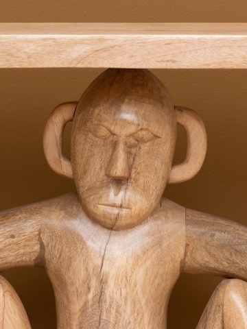 Măsuță laterală din lemn masiv de mango, natur, cu blat dreptunghiular susținut de o sculptură de maimuță cioplită manual, finisaj natural, 61×29×30,5 cm, „Atlas" - Img 3
