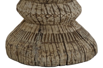 Măsuță laterală sculptată rotundă din lemn de tec, natur, cu bază în formă de clepsidră și decor geometric, 43 x 40 cm, „Karno” - Img 3