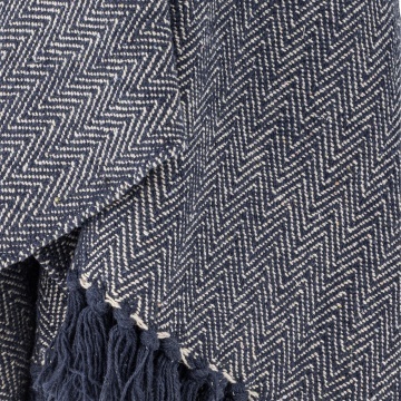 Patura din bumbac reciclat, albastru, model în spic în tonuri natur, franjuri decorative, finisaj țesut, 160 x 130 cm, „Herringbone” - Img 3