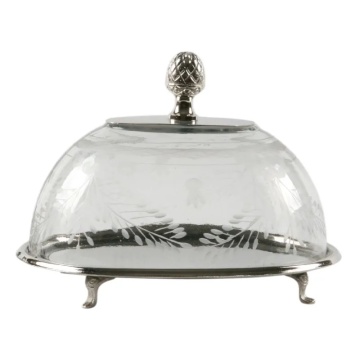 Platou oval pentru tort din alamă, argintiu, cu cupolă din sticlă gravată lucrată manual, pe picioare, aspect vintage, finisaj nichelat, 19 x 25 x 19 cm, „Madeleine”