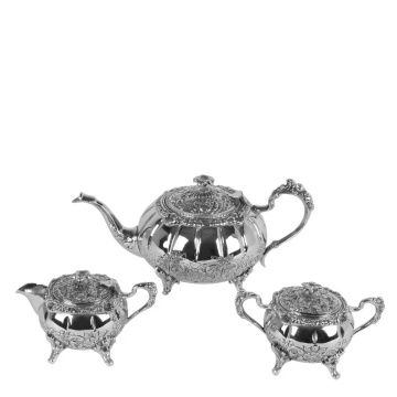 Set de ceai 3 piese din alamă lucrată manual, argintiu, ceainic, letieră și zaharniță cu motive florale în relief, finisaj nichelat, 14,5 x 30 x 17 cm, „Margaux”