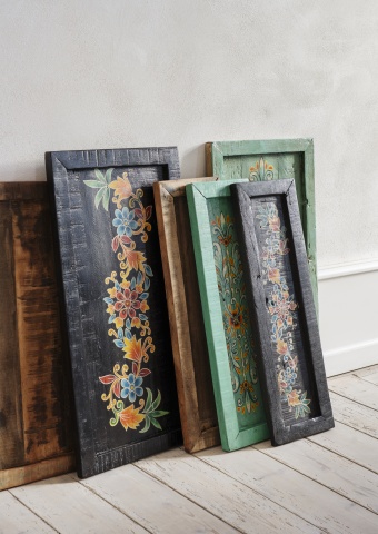 Tavă mică din lemn reciclat pictată manual cu motive florale tradiționale, 50×15×H2 cm, „WE ♡ RECYCLING" - Img 2