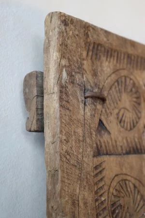 Ușă decorativă din lemn vechi reciclat sculptat manual, "Grimaud" - Img 5