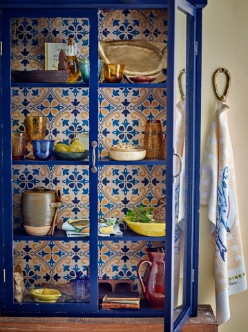 Vitrină de perete vintage mediteraneană din lemn, albastru, cu 2 uși vitrate, 3 rafturi și spate imprimat, 122 x 81 x 22 cm, „Hazem” - Img 2