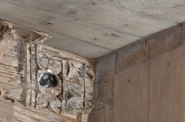 Bufet rustic din lemn reciclat, natur, cu 2 uși, decor sculptat manual și balamale fluture din metal, 92 x 167 x 51 cm, „Rigora” - Img 5