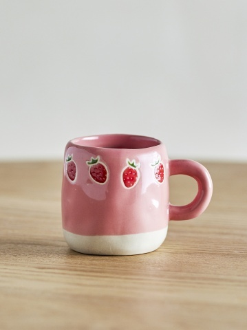 Cană din ceramică artizanală, natur, pictată manual cu ilustrații de căpșuni, 6x7 cm, 110 ml, „Millie" - Img 2